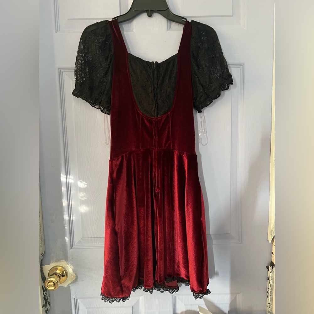 Velvet dress with lace details - Picture 4 of 6